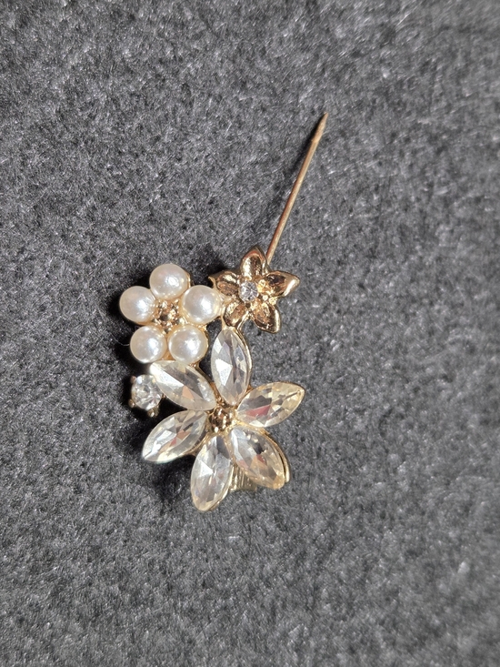 Accessories - **Gold Floral Pearl & Crystal Stud Earring**